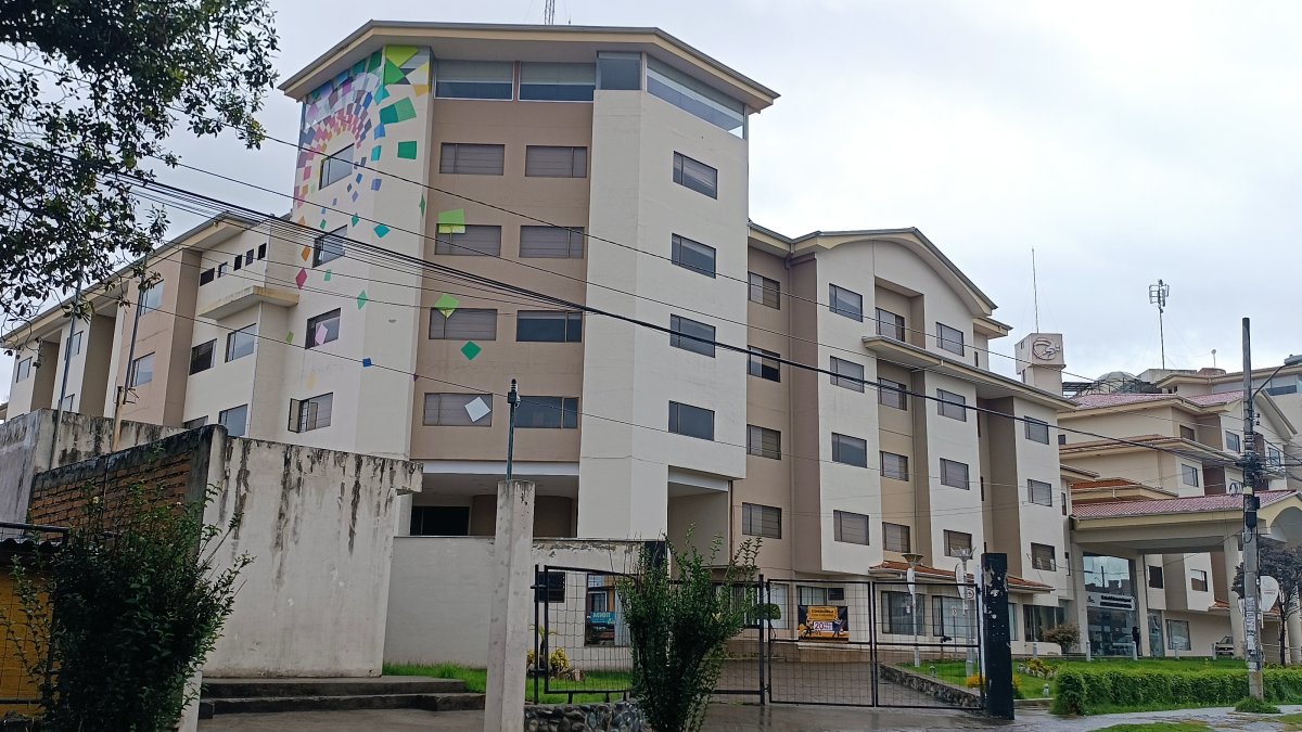 Cuenca. El edificio principal del CEAR azuayo solo una parte es habitada. La misma fachada del lugar luce descuidada y cuarteada, con pedazos de construcción que se han desprendido