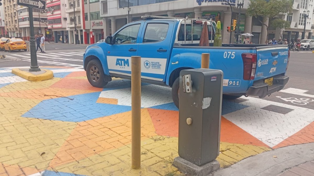 La Agencia de Tránsito y Movilidad (ATM) retiró una pluma que impedía el acceso de vehículos en un carril del bulevar 9 de Octubre, ante una denuncia ciudadana.