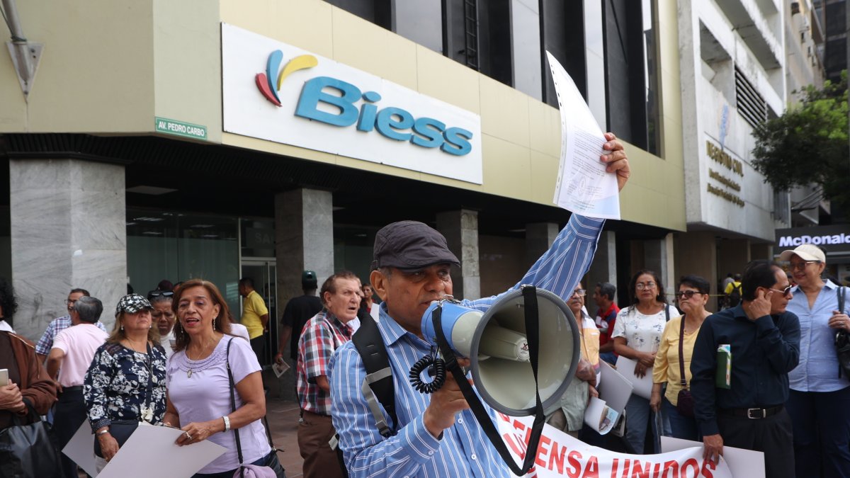 El miércoles 12 de noviembre de 2025 los jubilados hicieron un plantón primero al pie del Biess, en Guayaquil.