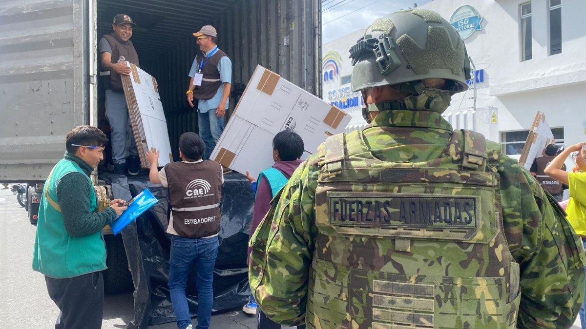 El material electoral llego bajo resguardo militar.