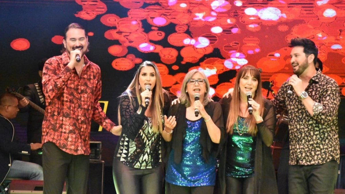 Los hermanos Parra con su madre, Cachita.