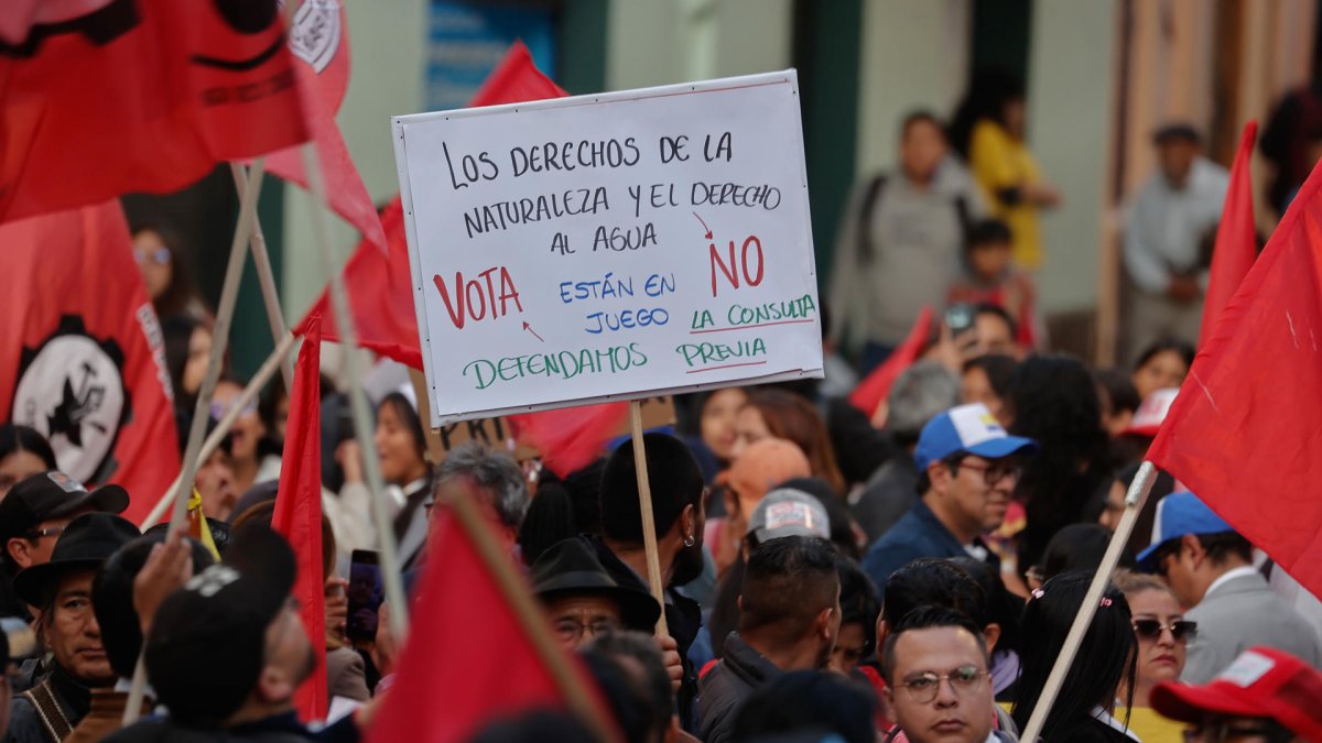 Personas se manifiestan en contra del referéndum convocado por el presidente de Ecuador, Daniel Noboa, este miércoles, en Quito