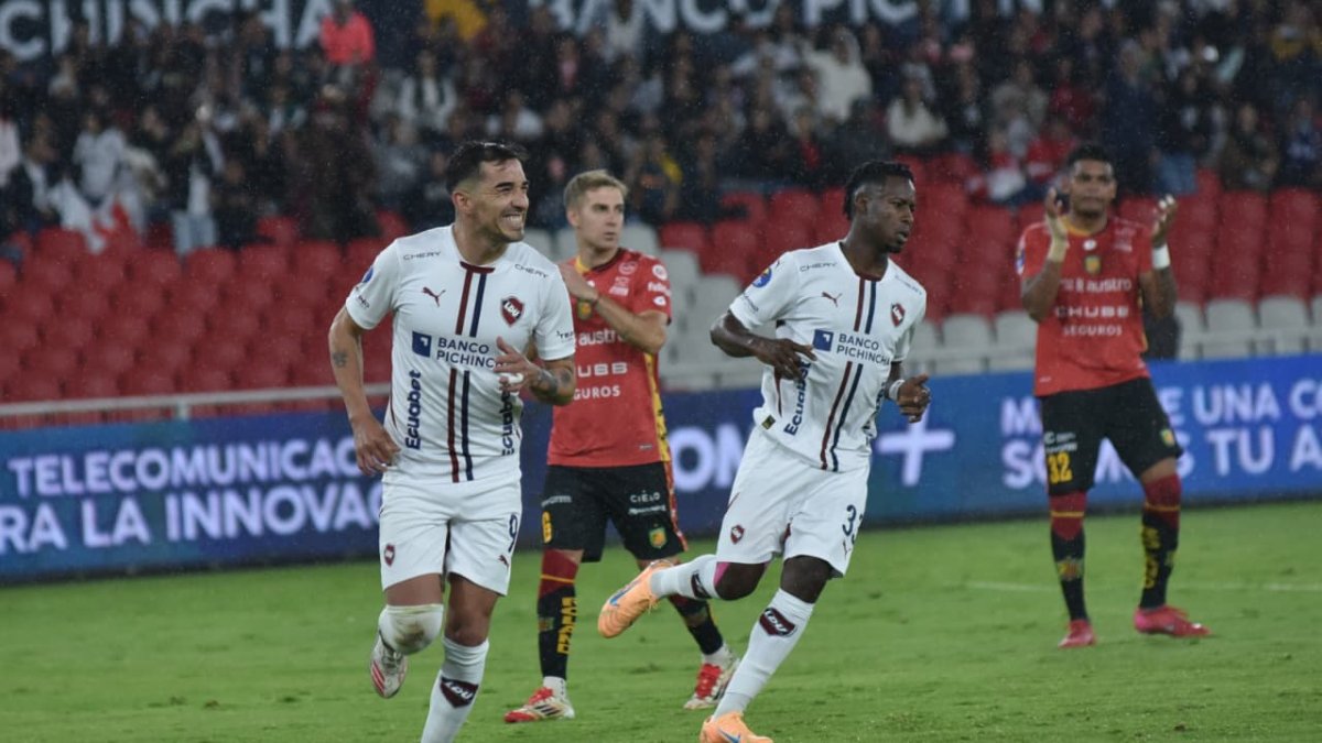 Lisandro Alzugaray (i) marcó el primer gol de Liga de Quito sobre Deportivo Cuenca.