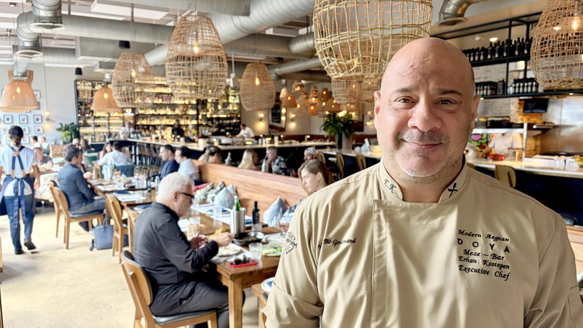 El chef ejecutivo del restaurante Doya, Erhan Kostepen, al posar este 31 de octubre, durante una entrevista con EFE, en la sede del local ubicado en el barrio Wynwood de Miami (FL, EE.UU.).