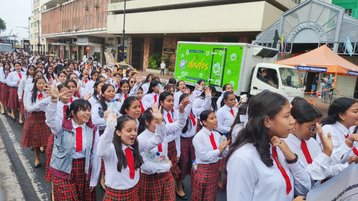 Más de mil jóvenes salesianos participaron en una caminata de fe, alegría y gratitud por la nueva santa.