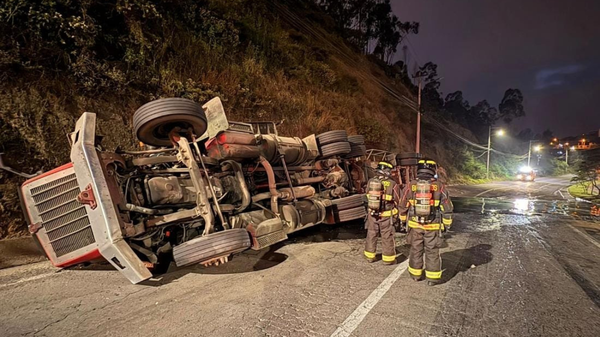 En la madrugada se registró el volcamiento de un tanquero que transportaba brea, lo que provocó un derrame considerable del material sobre la calzada.