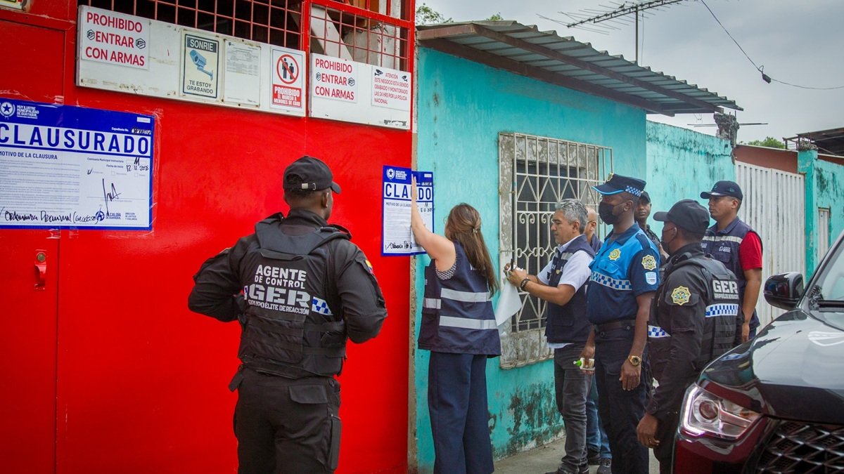 Agentes municipales clausuraron el local en el que se realizaban peleas de gallos en Guayaquil.