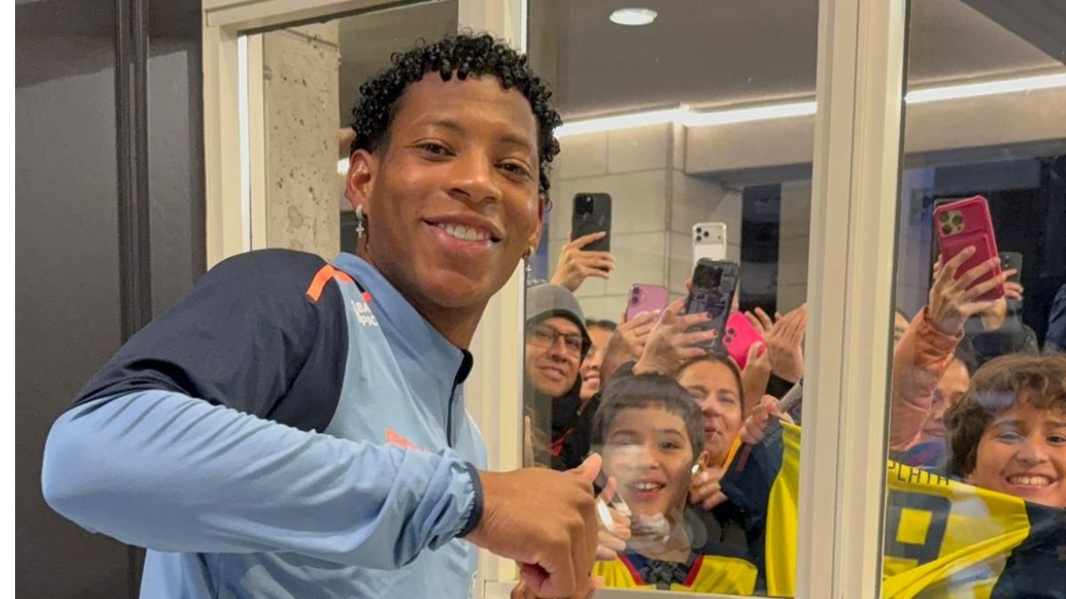 Gonzalo Plata junto a los hinchas ecuatoriano en el hotel en Toronto.