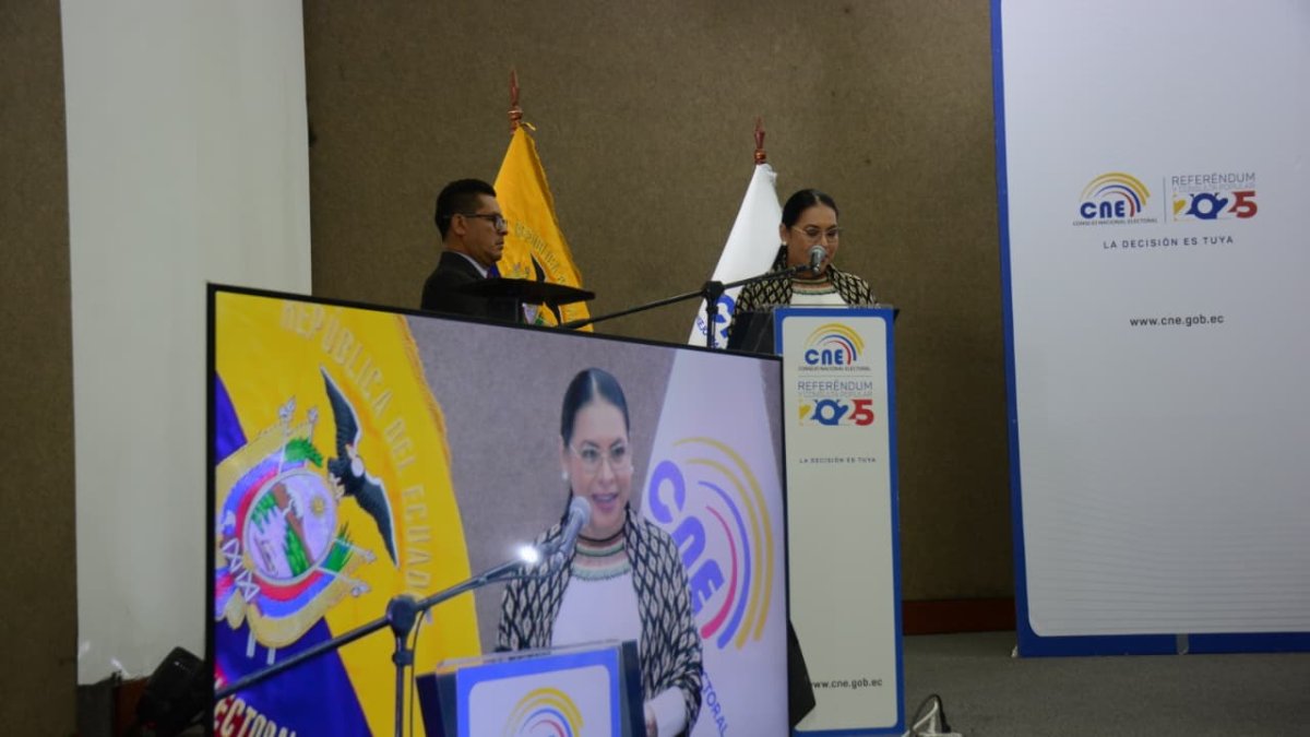 La presidenta del CNE, Diana Atamaint, inauguró las elecciones por la Consulta 2025 este 13 de noviembre de 2025.