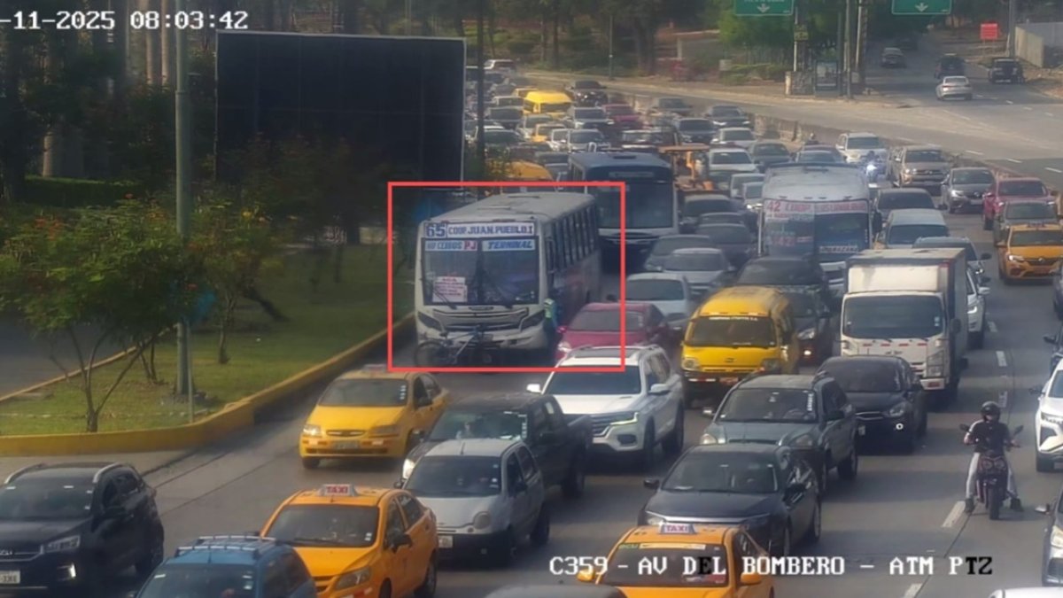 Un bus sufrió un desperfecto mecánico en la avenida del Bombero, en el oeste de Guayaquil, la mañana de este jueves 13 de noviembre.