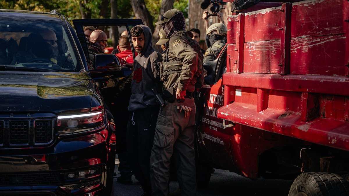 Agentes federales estadounidenses detienen a un hombre durante una redada de inmigración en un barrio residencial en el extremo norte de la ciudad el 31 de octubre de 2025, en Chicago, Illinois.