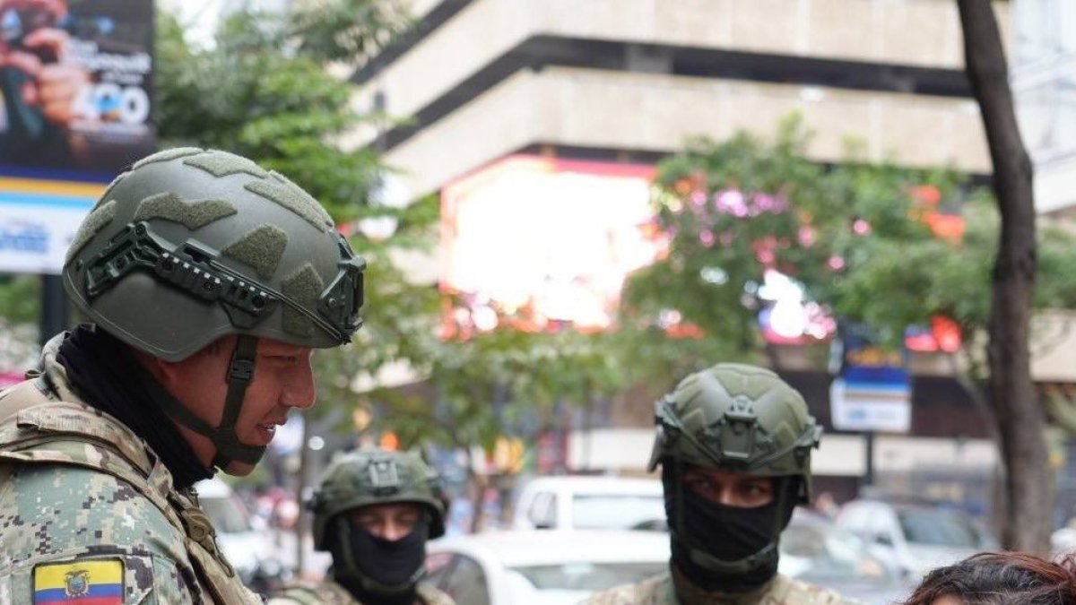 Daniel Noboa acredita bono 'Legado de Honor' para policías y militares.