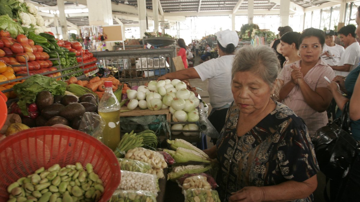 Personas realizan compras en el mercado de Sauces IX, en Guayaquil.