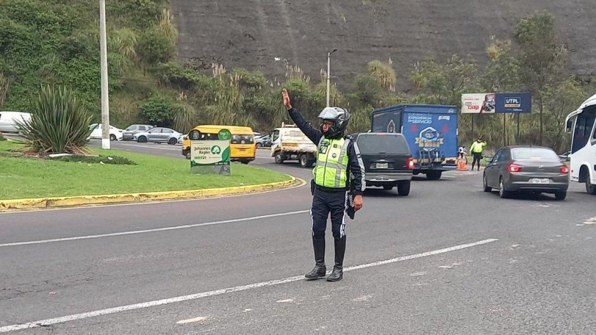 Los agentes de la AMT realizan controles al transporte pesado en las avs. Ruta Viva y Simón Bolívar, luego de los continuos accidentes en ambos sitios.
