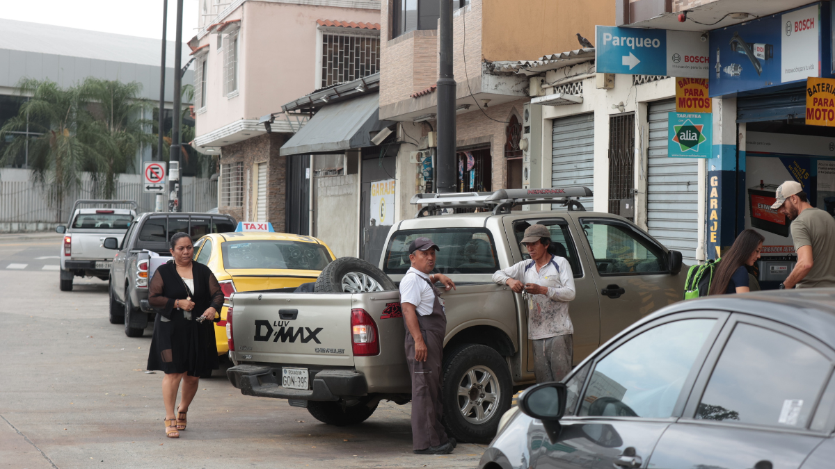 Las personas muchas veces no pueden caminar por las veredas.