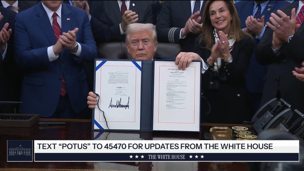 Captura de video de una transmisión de la Casa Blanca del presidente de Estados Unidos, Donald Trump, con la ley que pone fin al cierre de Gobierno en Washington (EE.UU.).