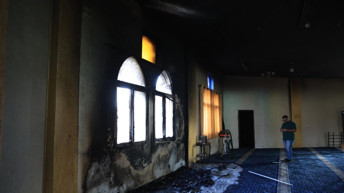 Un hombre observa los daños causados en la Mezquita Al-Hajja Hamida, después de un ataque por parte de colonos israelíes, en Cisjordania, el 13 de noviembre de 2025.