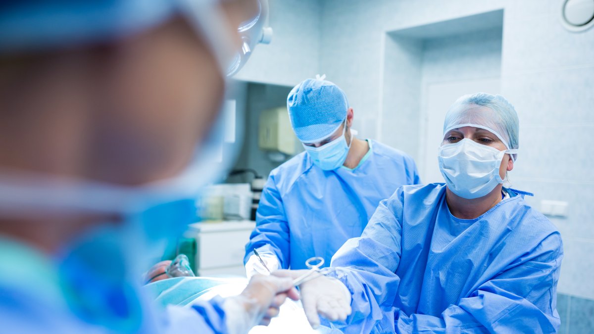 Referencia. 𝐂𝐢𝐫𝐮𝐣𝐚𝐧𝐨 𝐲 𝐚𝐧𝐞𝐬𝐭𝐞𝐬𝐢𝐨́𝐥𝐨𝐠𝐚, 𝐬𝐞𝐧𝐭𝐞𝐧𝐜𝐢𝐚𝐝𝐨𝐬 𝐩𝐨𝐫 𝐡𝐨𝐦𝐢𝐜𝐢𝐝𝐢𝐨 𝐜𝐮𝐥𝐩𝐨𝐬𝐨 en Quito. 