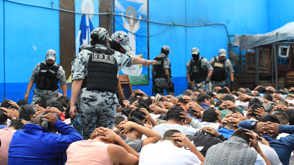 Grupo de Operaciones Especiales (GOES) custodiando a presos de la cárcel de Huánuco durante una requisa como medida contra las organizaciones criminales
