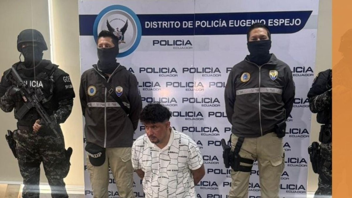 La Policía Nacional detuvo a Jairo Zambrano, líder de Los Lobos, durante un operativo en el sur de Quito.