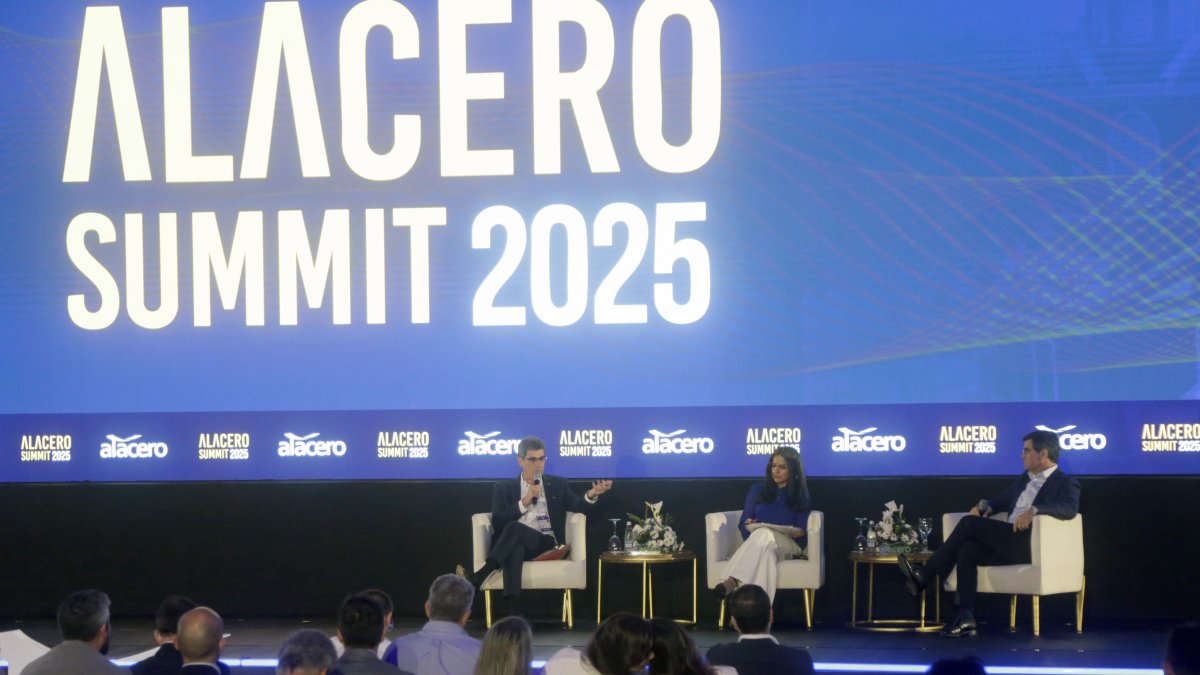 El presidente de AcelorMittal Brasil, Jorge Luiz Ribeiro (i); la moderadora, Claudia Palacios (c); y el director ejecutivo de Ternium, Máximo Vedoya (d) en el congreso 'Alacero Summit 2025'.