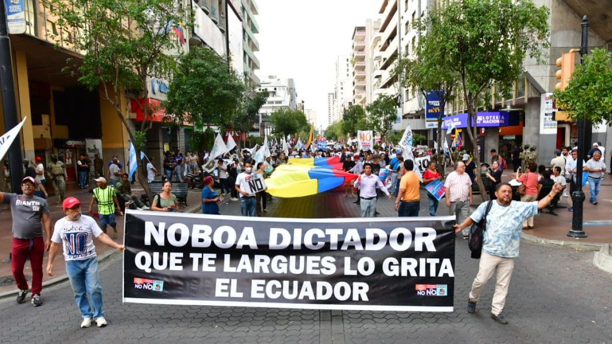 Simpatizantes de Unidad Popular recorrieron las calles de Guayaquil con banderas rojas durante la caravana por el ‘No’, en el cierre de campaña del referéndum 2025.