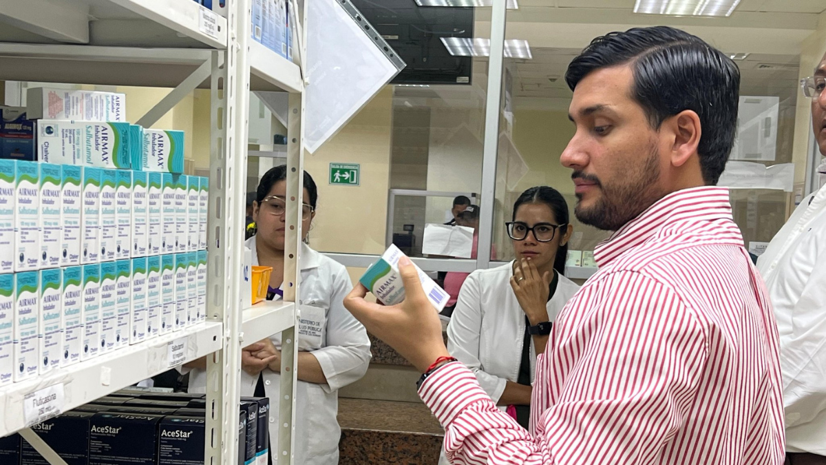 El ministro de Salud Pública, Jimmy Martin, en una farmacia hospitalaria.