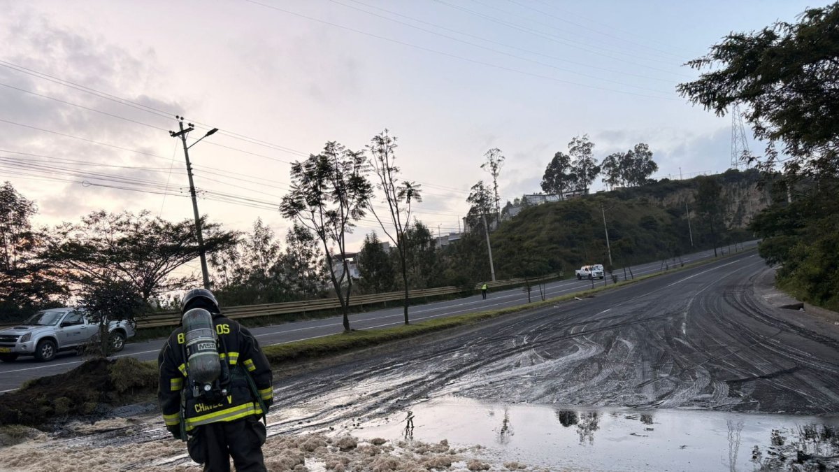 Los equipos de emergencia realizaron labores de limpieza por 12 horas para restablecer la circulación en Quito.