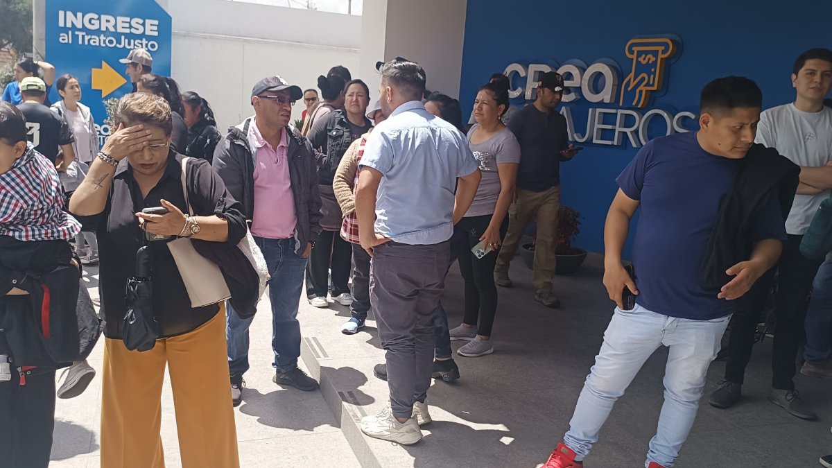 Un grupo de presonas en el exterior de una cooperativa que fue intervenida en este 2025.