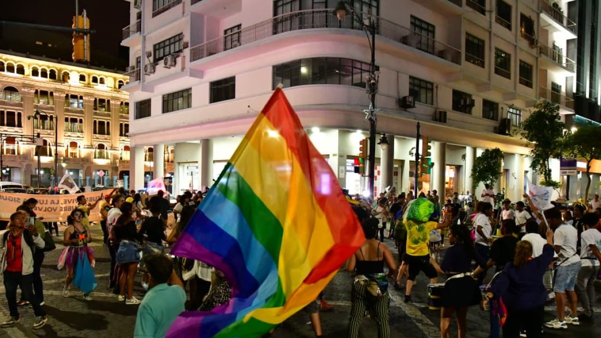 Simpatizantes de Pachakutik recorren la avenida Nueve de Octubre en Guayaquil durante el cierre de campaña.