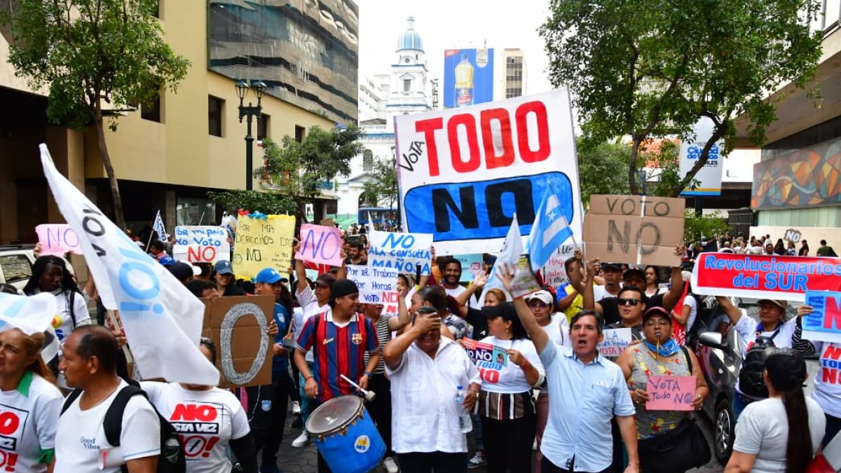 Ciudadanos portan banderas tricolor y pancartas con el mensaje “Nones” durante el cierre de campaña en Guayaquil.
