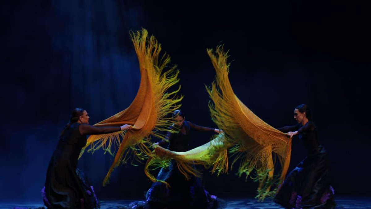 Bailarines y músicos locales celebran la novena edición del Festival Internacional de Artes Vivas en Loja.