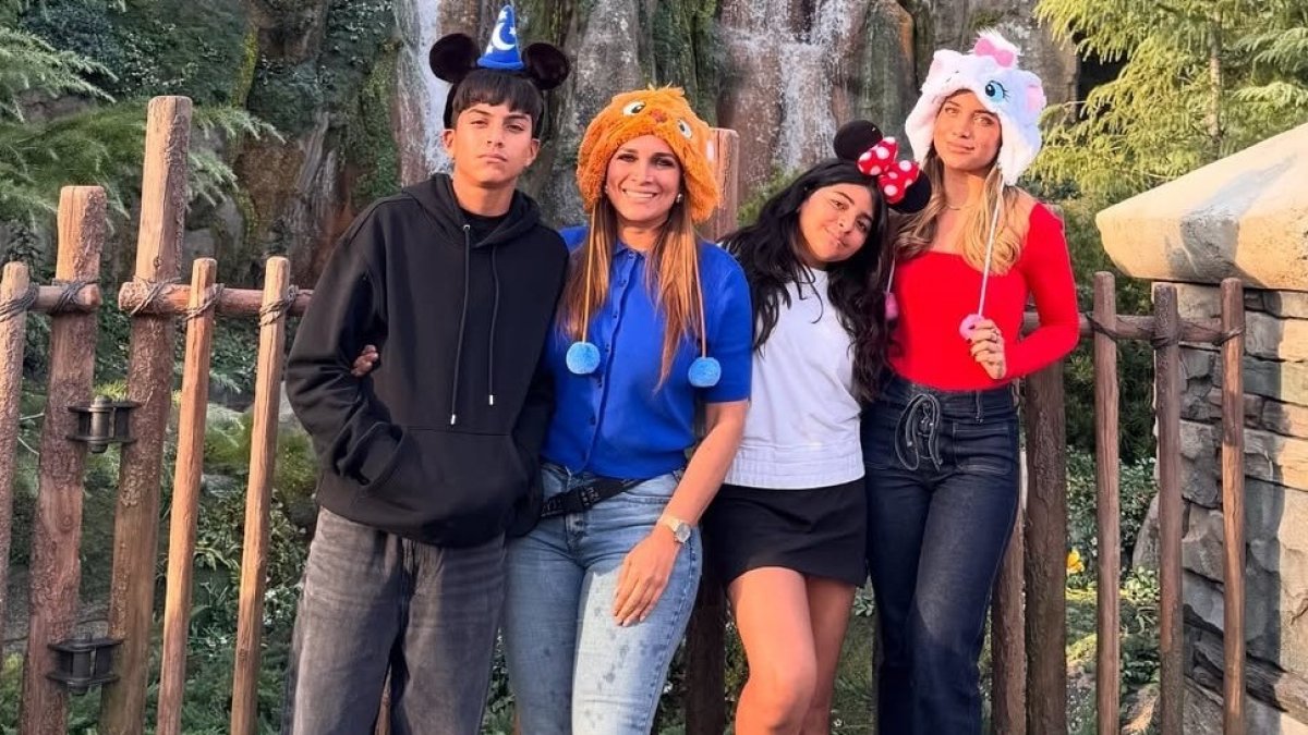 Sarah Gabriela con su madre y hermanos.