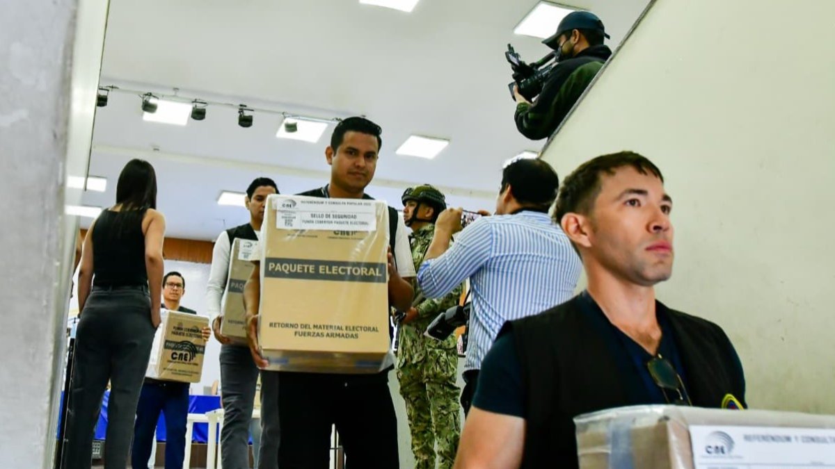 El CNE avanza con la entrega de los paquetes electorales para las elecciones de la consulta popular del 16 de noviembre de 2025.