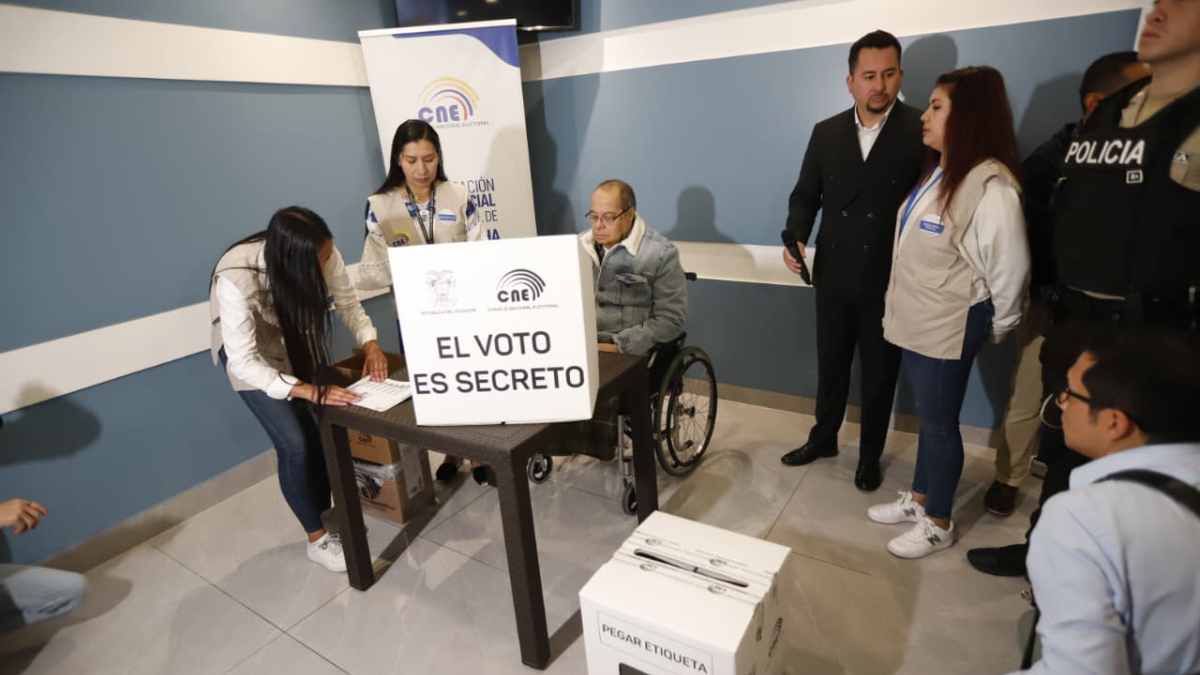 Byron Venegas realiza el primer voto asistido en Quito.