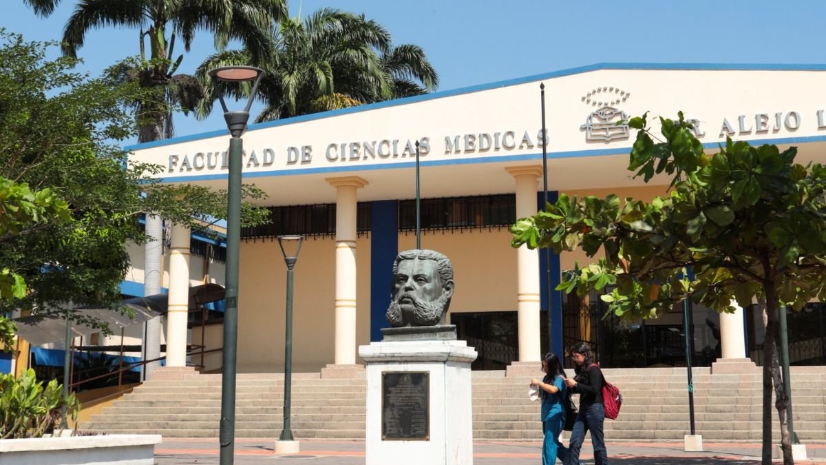 La Facultad de Ciencias Médicas celebra 148 años de historia formando a médicos locales.