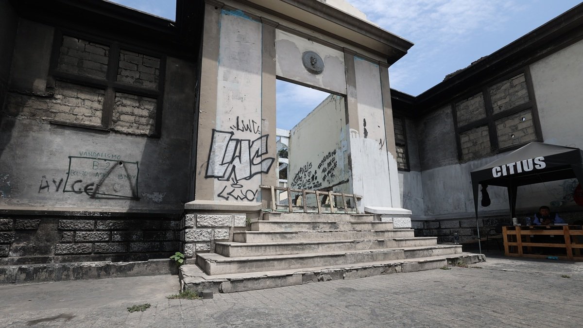 El anfiteatro Julián Coronel se encuentra abandonado. Guardias privados custodian el inmueble patrimonial ubicado en el centro de Guayaquil.