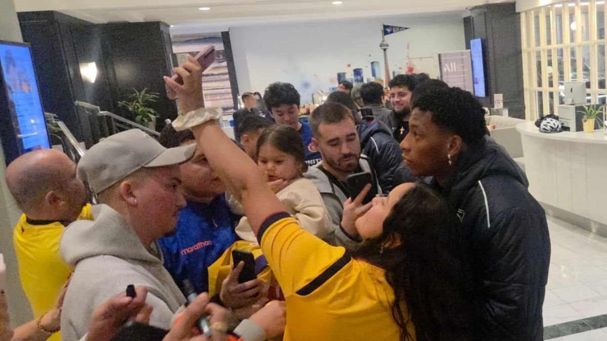 Gonzalo Plata saliendo del hotel de Toronto atiende a los aficionados.