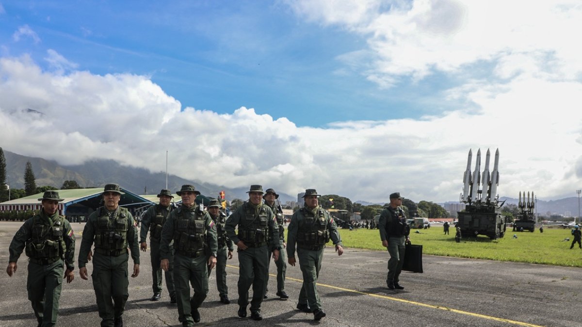 El Ministro de Defensa de Venezuela, Vladimir Padrino López, y a miembros del alto mando militar caminando durante un ejercicio de entrenamiento en Caracas el 11 de noviembre de 2025.