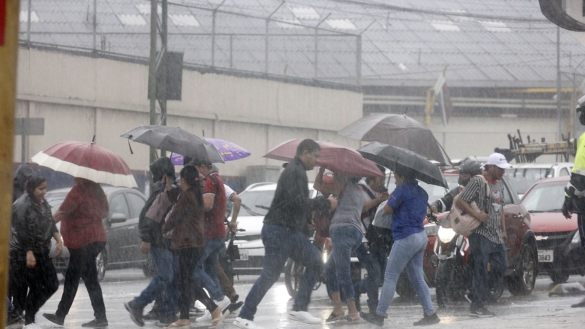 Con las lluvias, el tránsito colapsa en Guayaquil.