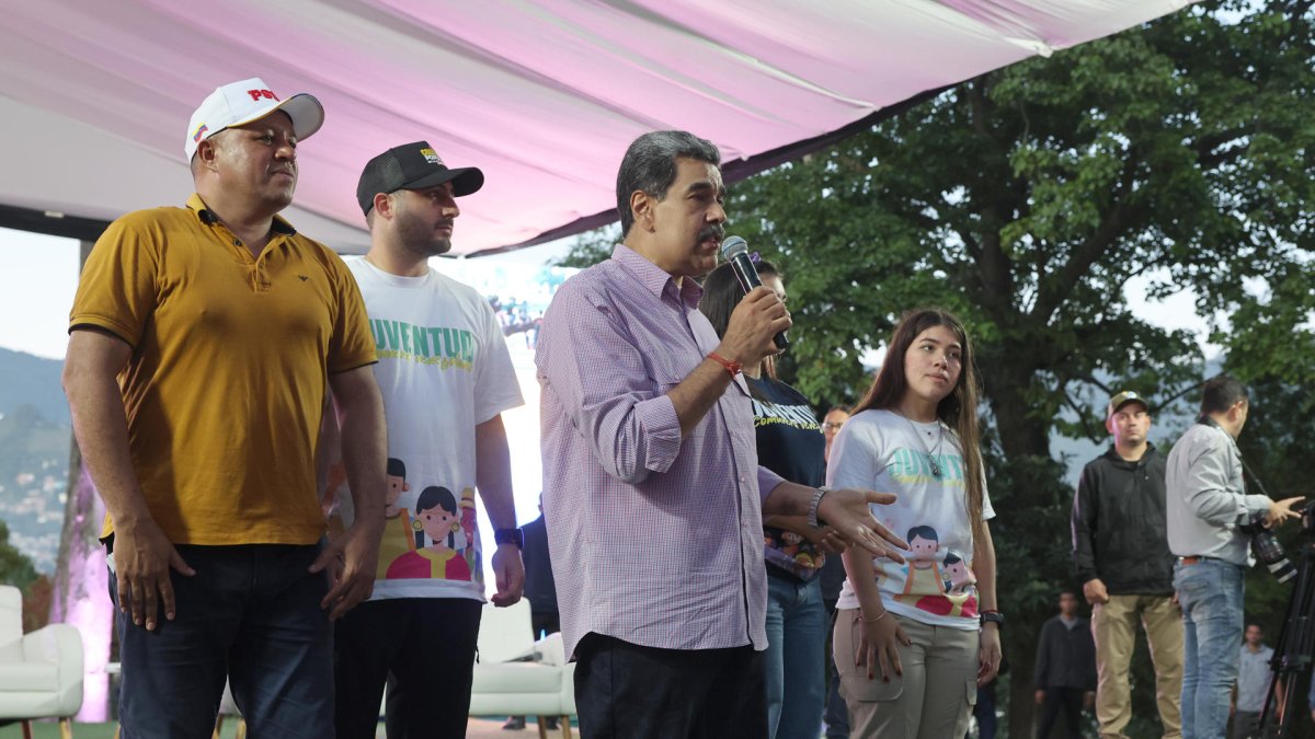 El presidente de Venezuela, Nicolás Maduro, habla durante la Gran Marcha de la juventud comunera este jueves, en Caracas (Venezuela).