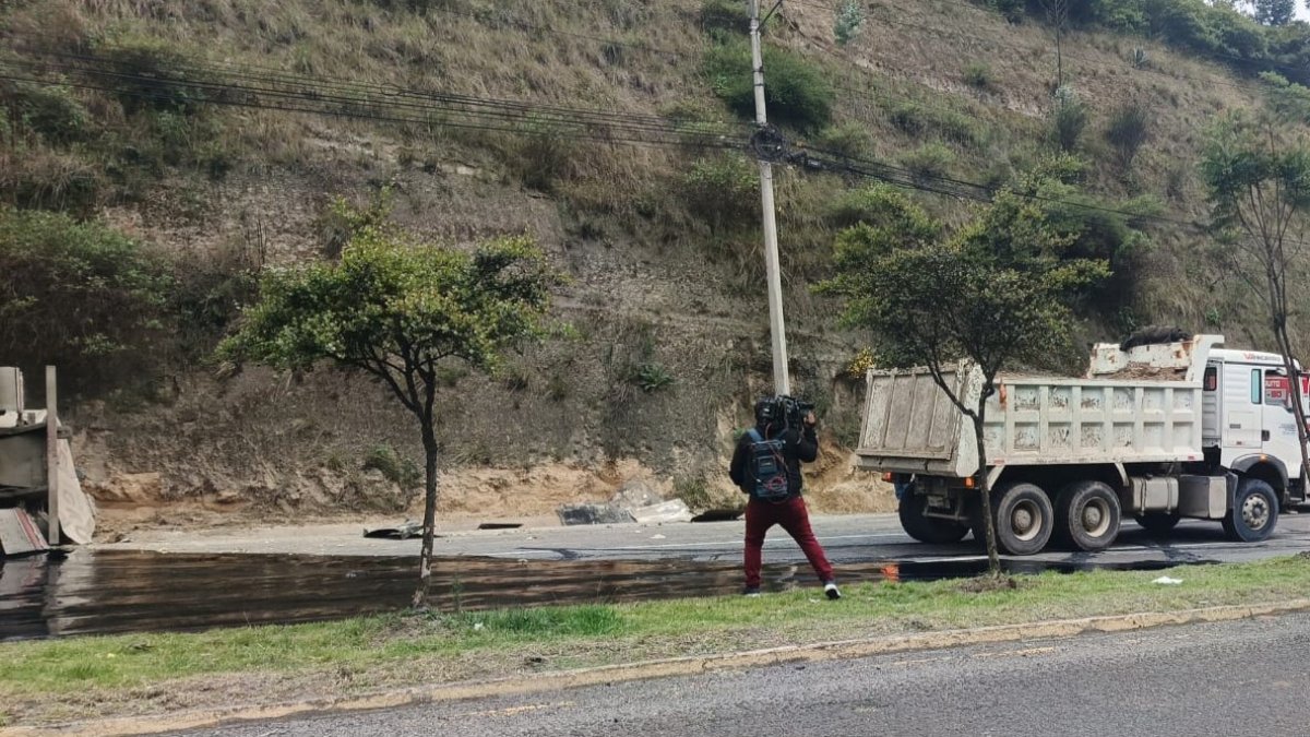 El perro quedó atrapado en la brea que se derramó sobre la av. Simón Bolívar, luego de un accidente de tránsito en el sector de Gualo.