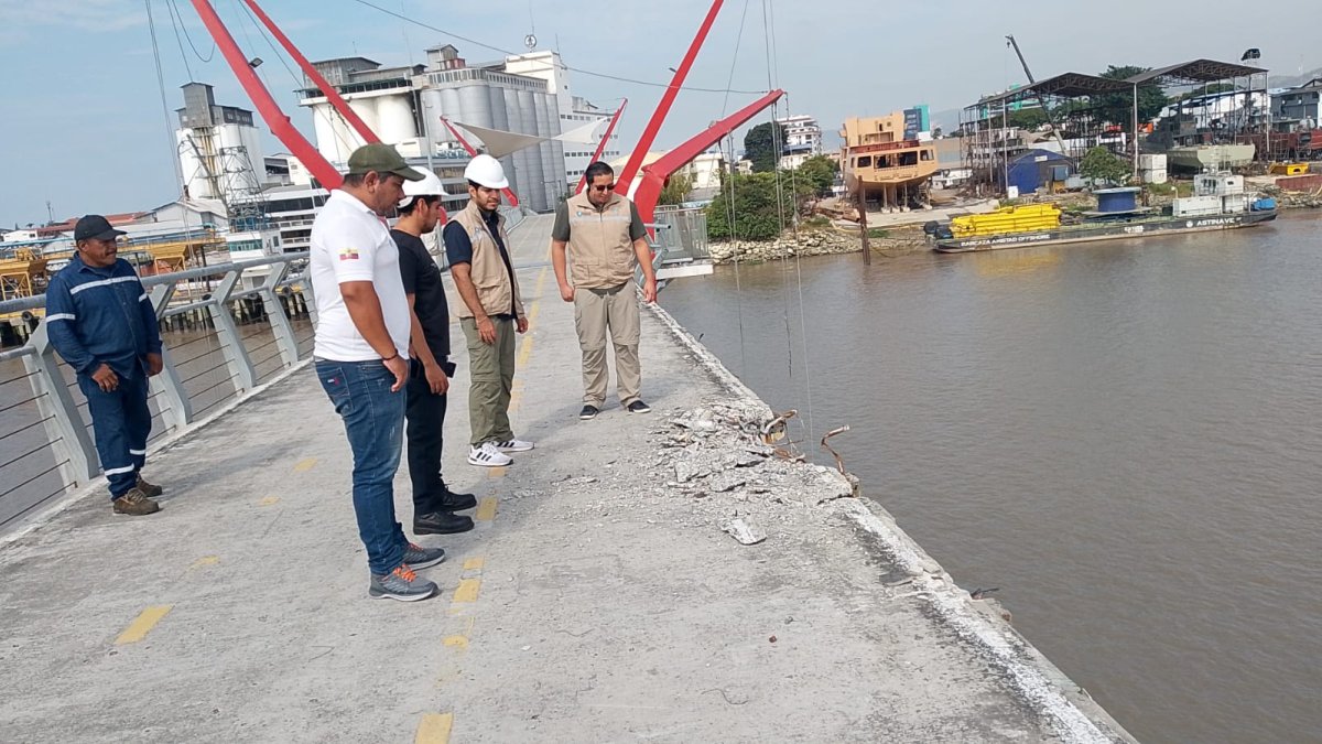 El puente peatonal basculante que une a Guayaquil y la isla Santay quedó parcialmente afectado tras el choque de una embarcación.