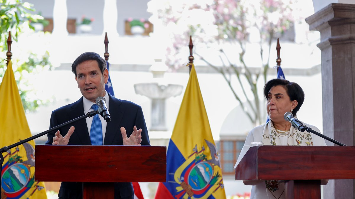 Foto de archivo que muestra al secretario de Estado de los Estados Unidos, Marco Rubio (i) junto a la canciller de Ecuador, Gabriela Sommerfeld.