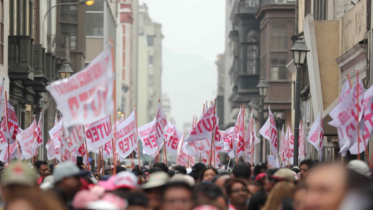 Personas participan en una manifestación del Sindicato Unitario de Trabajadores en la Educación del Perú (SUTEP), en Lima (Perú).