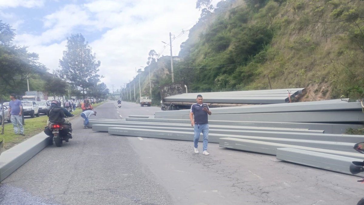 Luego del choque entre un tráiler y un taxi, 30 columnas cayeron sobre la av. Simón Bolívar, cerca de la av. Panamericana Norte.