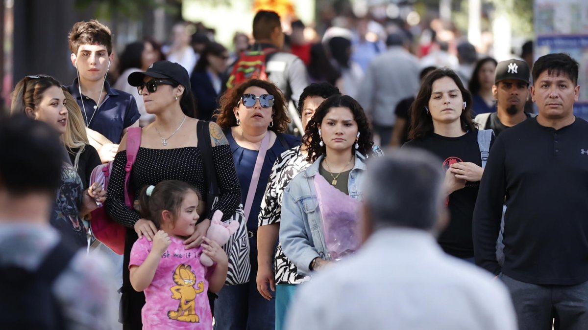 Fotografía del 10 de noviembre de 2025 que muestra a personas caminando por una calle, en Santiago (Chile).