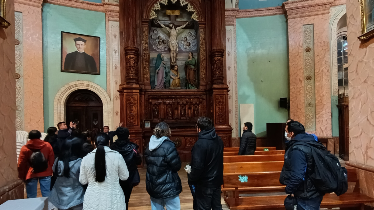 Se explica a visitantes la influencia jesuita en la Basílica.