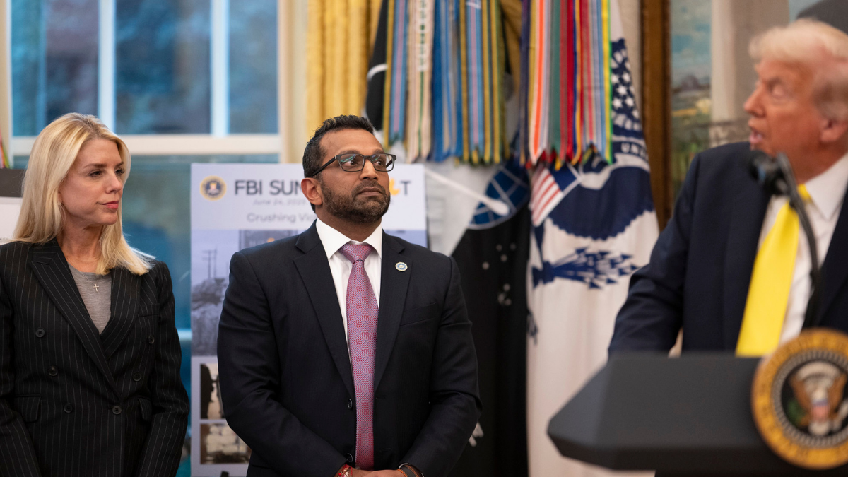 El presidente Donald Trump participa en una rueda de prensa junto al director del FBI, Kash Patel; la fiscal general, Pam Bondi.