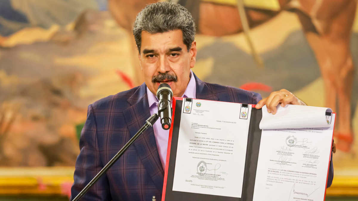 Nicolás Maduro durante un acto de gobierno en Caracas, donde anunció la creación de comandos de defensa ante el despliegue militar de EE.UU.